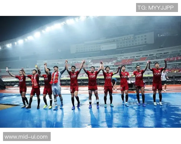 挥手庆祝足球明星的辉煌时刻与激情瞬间的赞美之歌